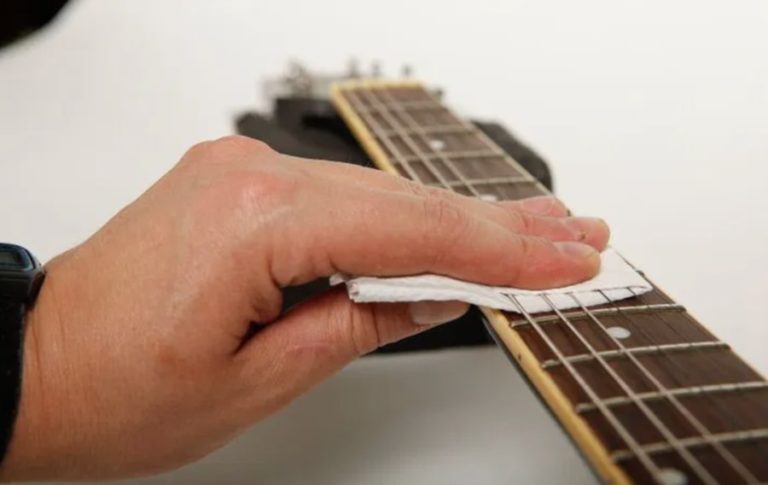 Guida Come Cambiare Le Corde Di Una Chitarra Elettrica Tre Chitarre